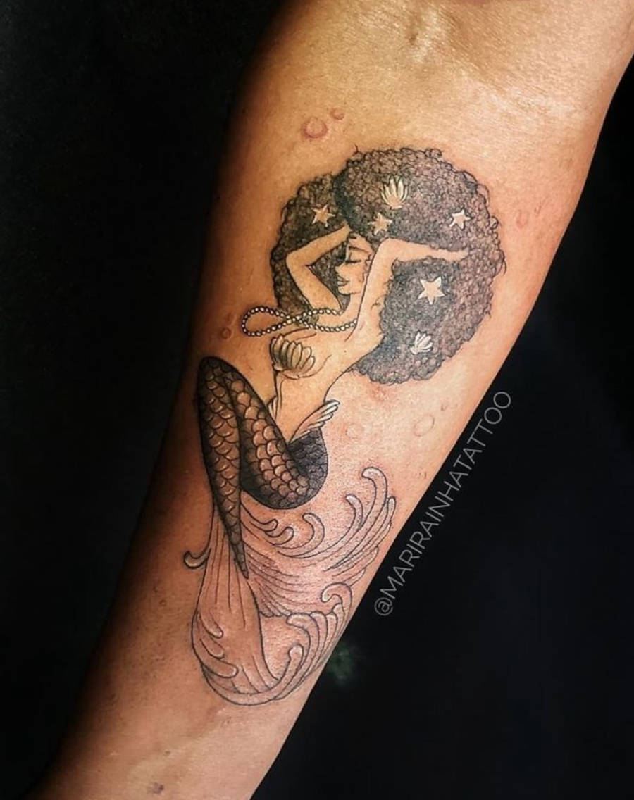 Foto de tatuagem de sereia com cabelo afro, que traz representatividade