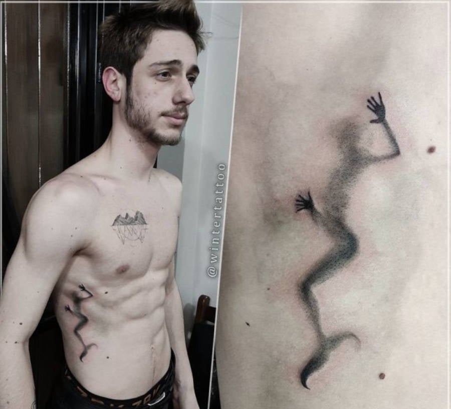 Foto de tatuagem em homem de sereia na costela