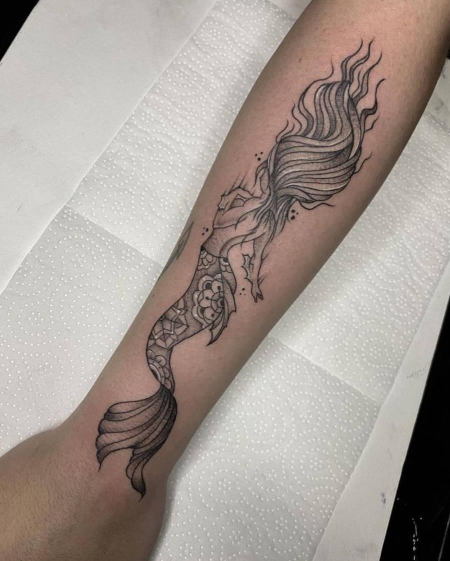 Foto de tatuagem de sereia no braço