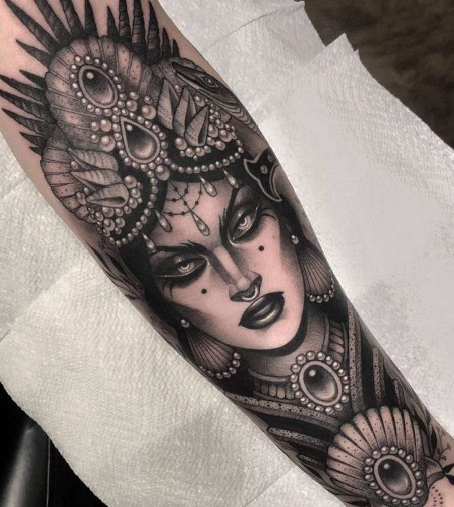 Foto de tatuagem de sereia que cobre o braço todo