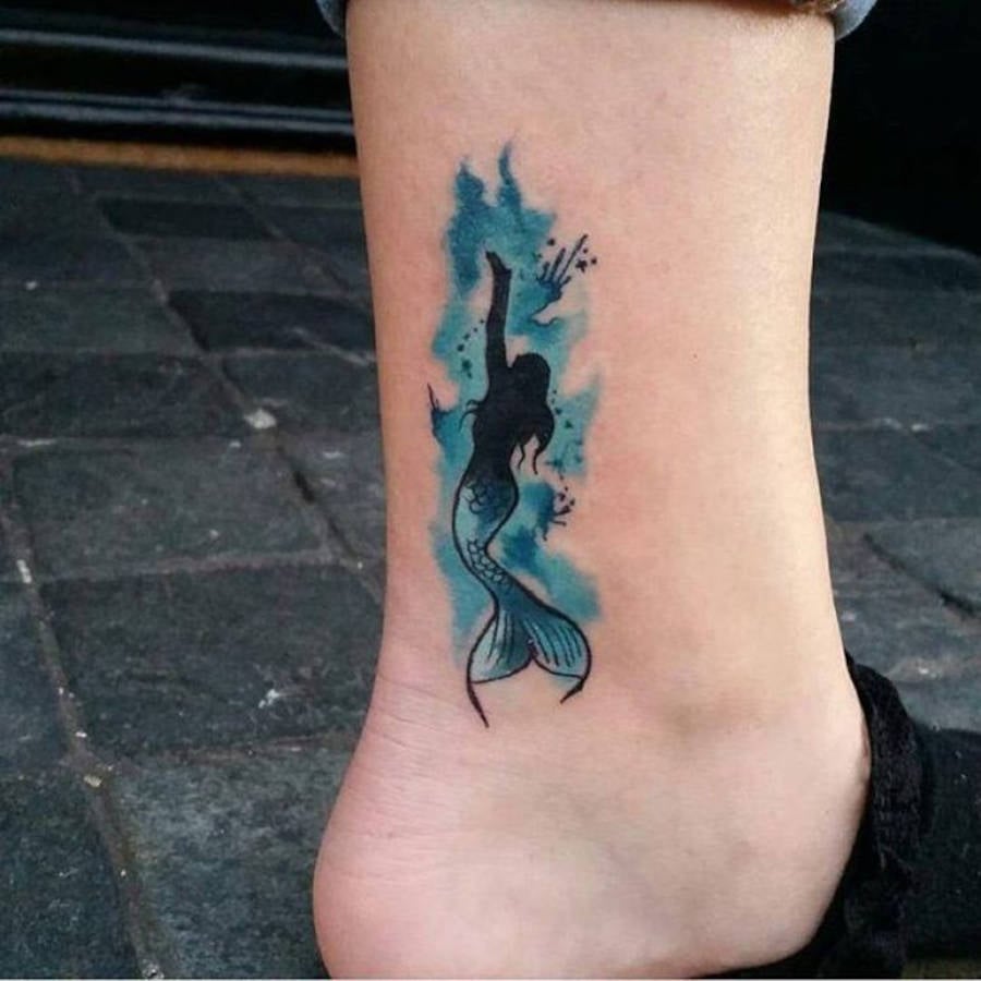 Foto de tatuagem colorida Tumblr de sereia