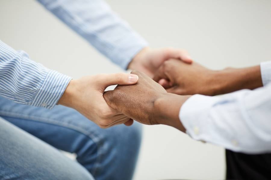 foto de duas pessoas se dando as mãos, simbolizando empatia que permite equilíbrio entre saúde mental e política