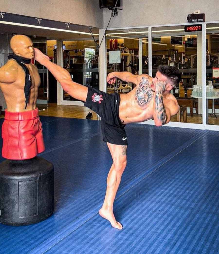 Foto de Thomaz Costa treinando em academia de box