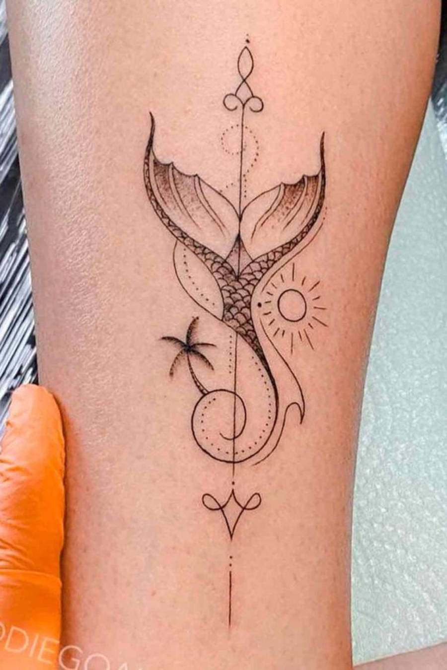 Foto de tatuagem do rabo de sereia feminina