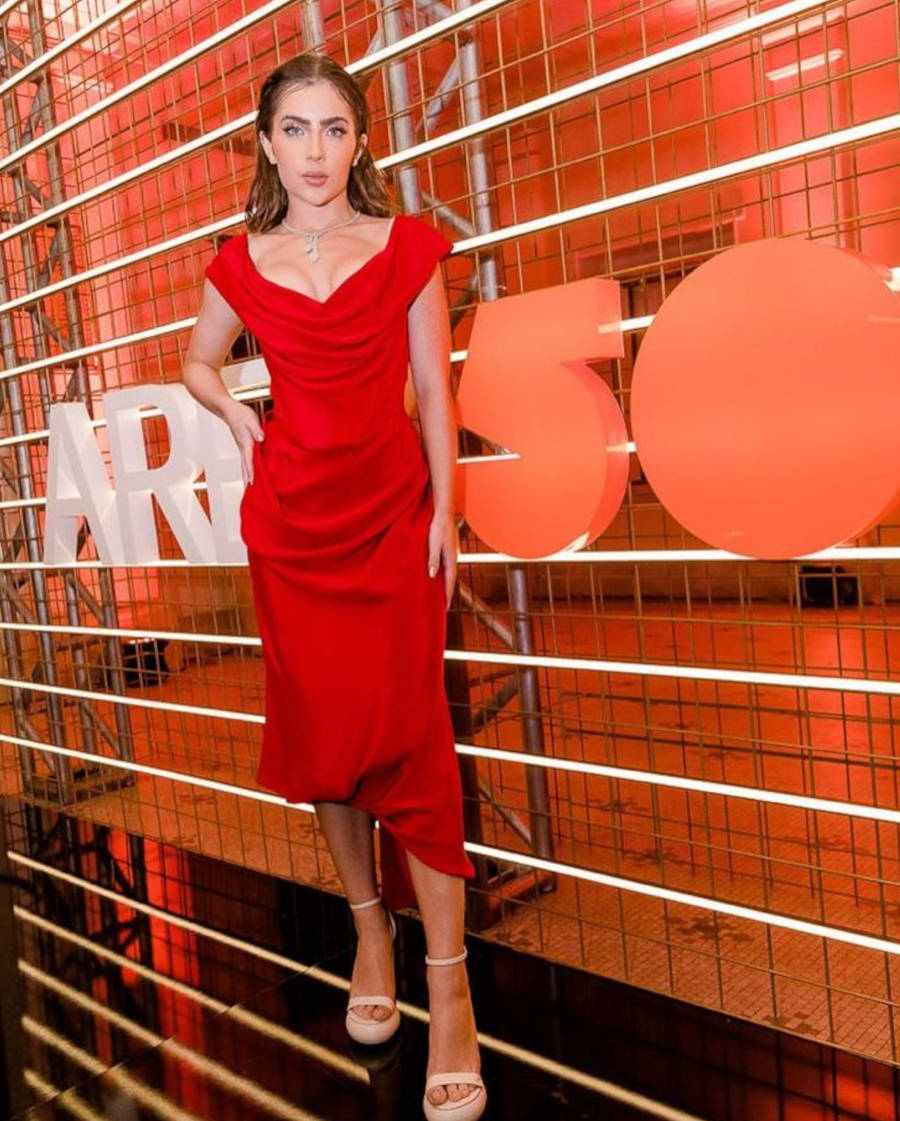 Jade Picon na festa da Arezzo com vestido sexy vermelho