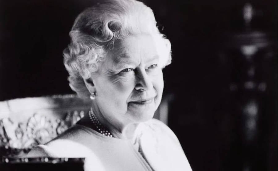 Foto da Rainha Elizabeth em preto e branco