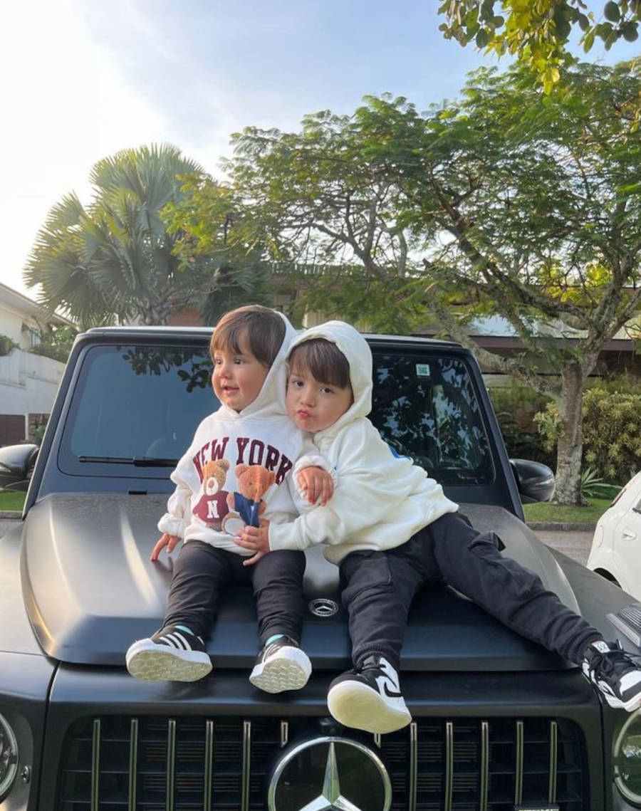 Foto de Davi e Henri, filhos de Gabi Brandt e Saulo Poncio, em cima de carro da Mercedes