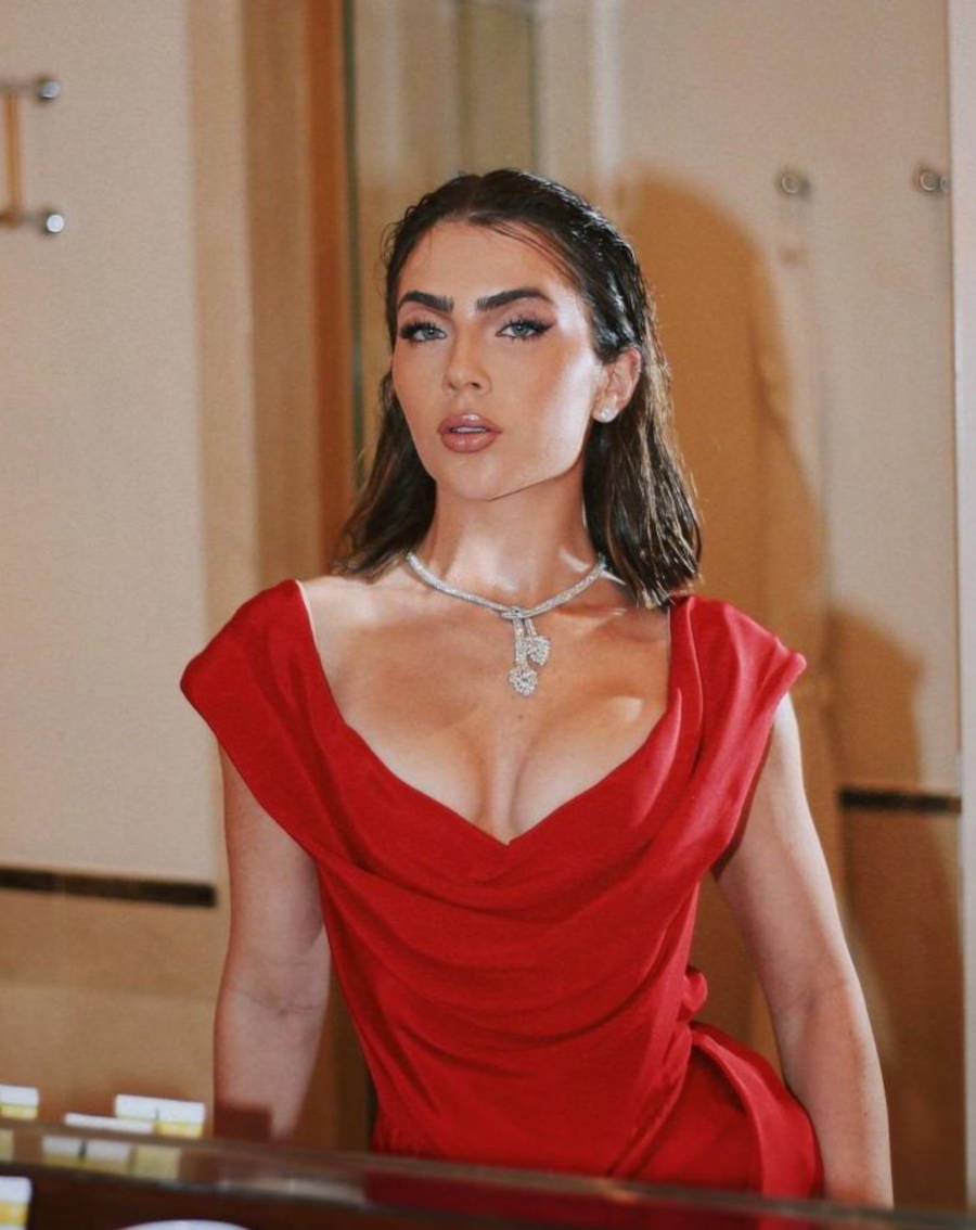 Jade Picon usando vestido vermelho da Vivienne WestWood e colar de brilhante na festa luxuosa da Arezzo