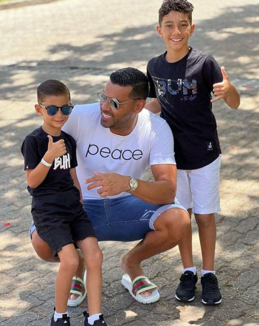 Foto de André Santos com os dois filhos