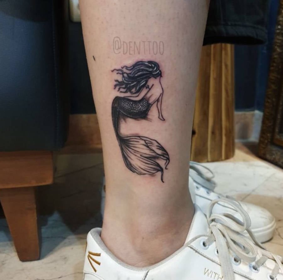 Foto de tatuagem feminina de sereia na perna