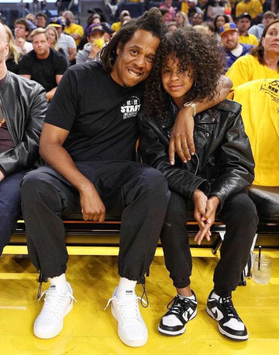 Foto de Blue Ivy com o pai Jay-Z em um jogo de basquete