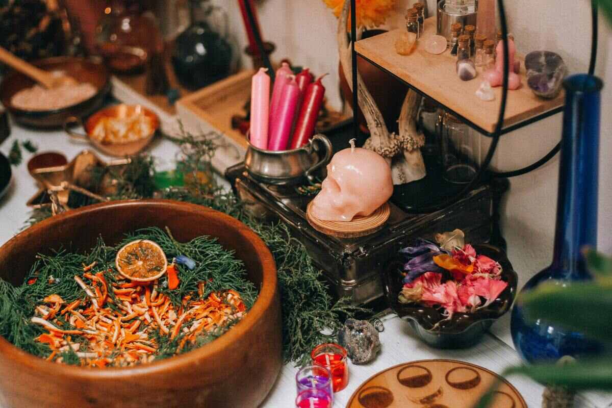 mesa para rituais de ostara com velas, caveira de decoração e ervas