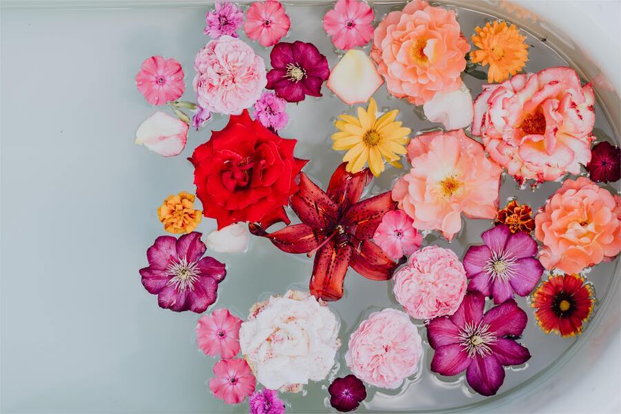banheira com flores rosas e vermelhas boiando