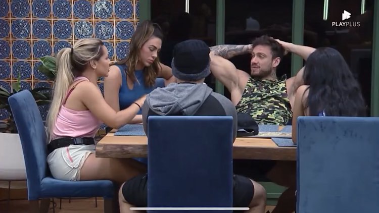 Deolane, Lucas, Pétala conversam com Vini na mesa de A Fazenda.