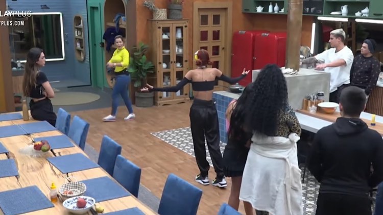 Ruivinha e Deolane discutem na cozinha de A Fazenda na frente de todos.