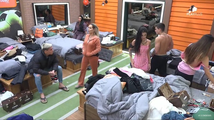 Deolane, Bia e Thomaz no quarto. Tiago Ramos sentado na cama.