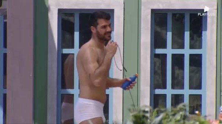 Shay de cueca branca.