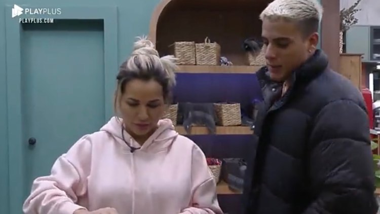 Tiago falando com Deolane na cozinha.