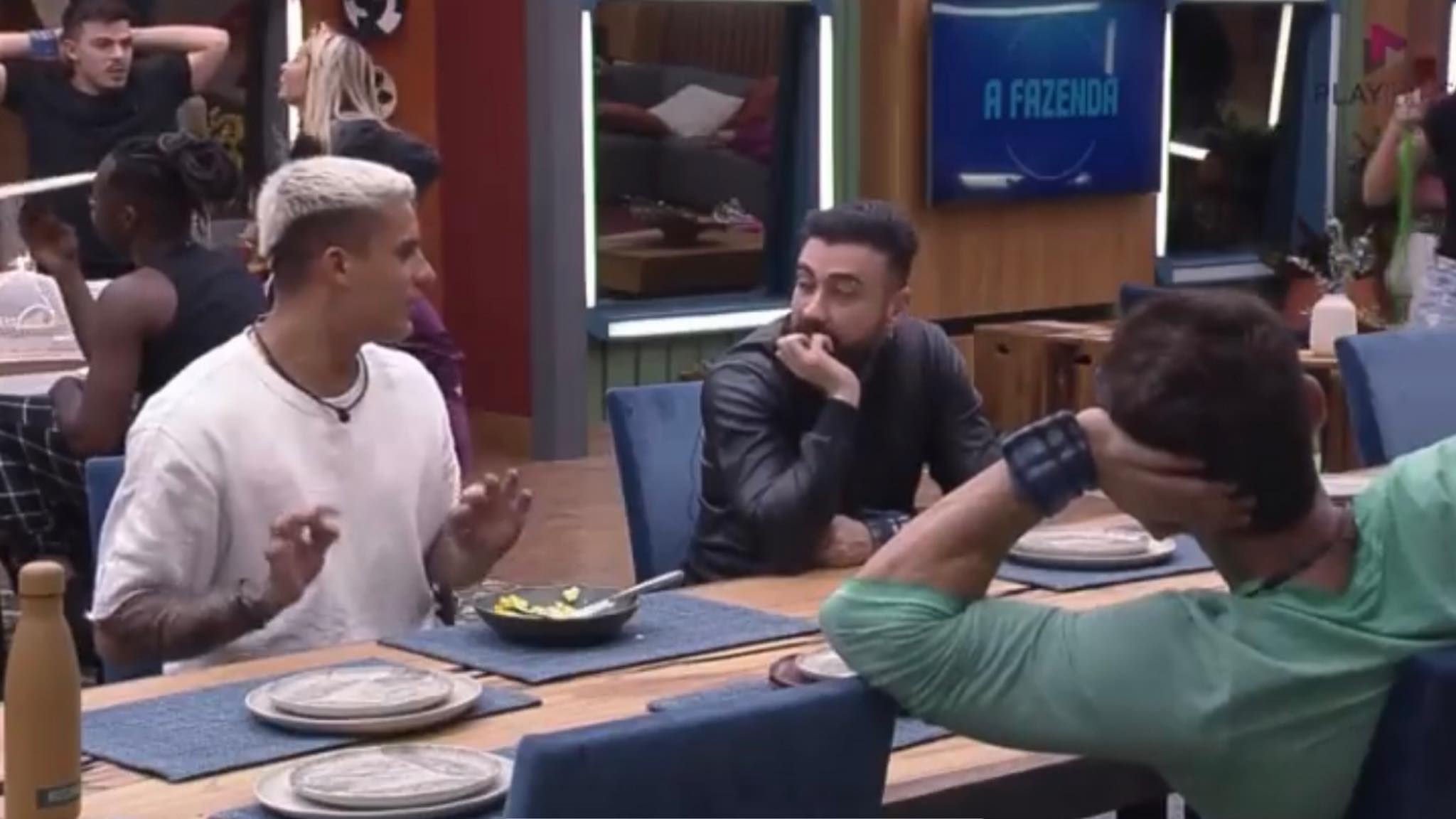 Tiago Ramos, Bruno Tálamo e Vini na mesa de A Fazenda
