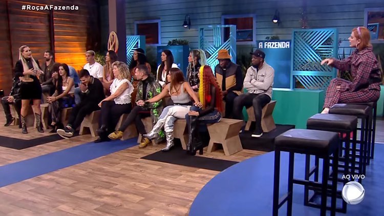 Deolane e Deborah trocam provocações ao vivo em A Fazenda 2022.