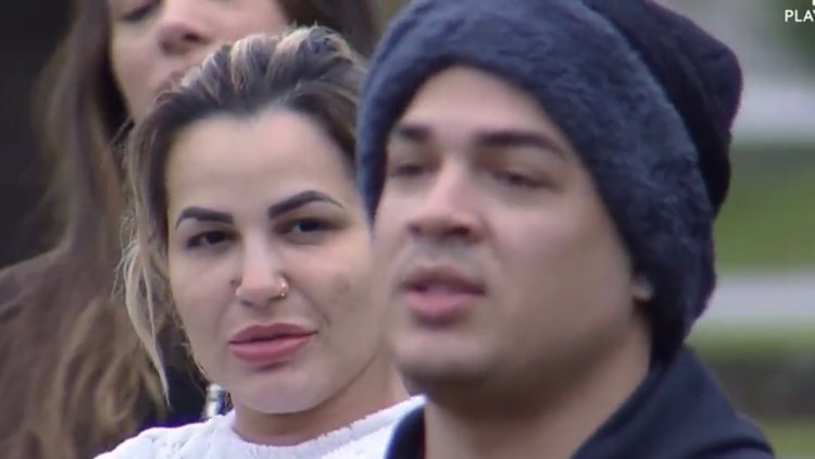 Lucas e Deolane durante a divisão de tarefas em A Fazenda.