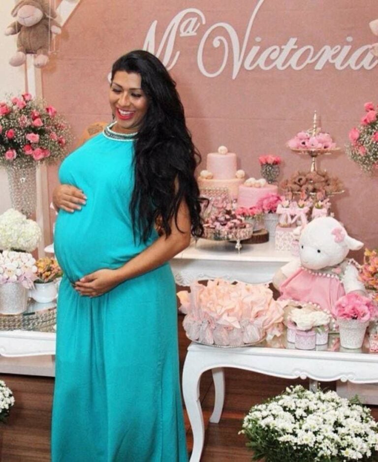 Foto da mulher Moranguinho grávida em 2014.