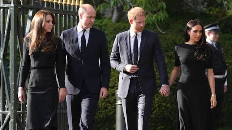 Kate Middleto com William e Meghan Markle com Harry na parte externa do Palácio de Buckingham.