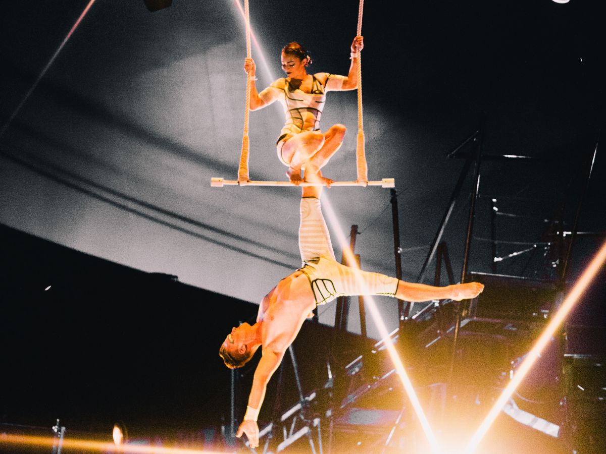 Acrobatas do Cirque du Soleil