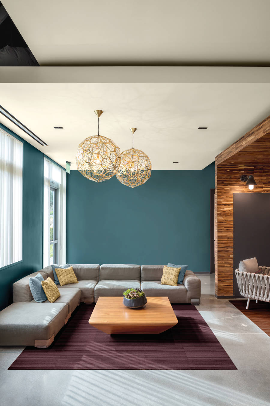 Sala de estar com parede da cor do ano 2023 da Tintas Renner by PPG.