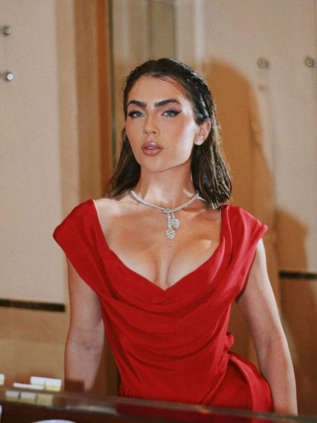 Jade Picon usando vestido vermelho da Vivienne WestWood e colar de brilhante na festa luxuosa da Arezzo