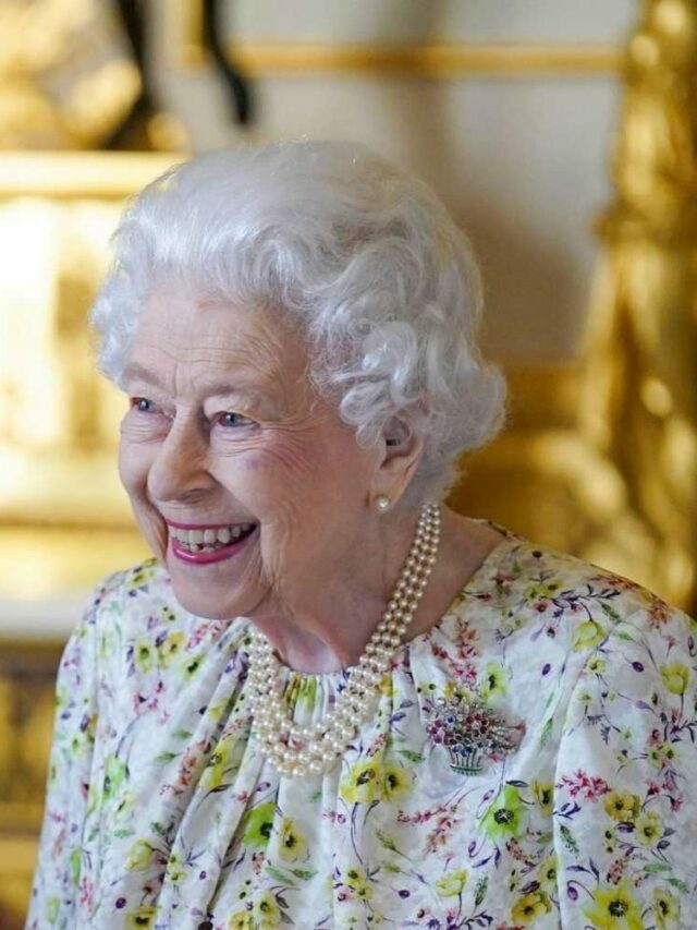 Relembre 20 looks icônicos da Rainha Elizabeth