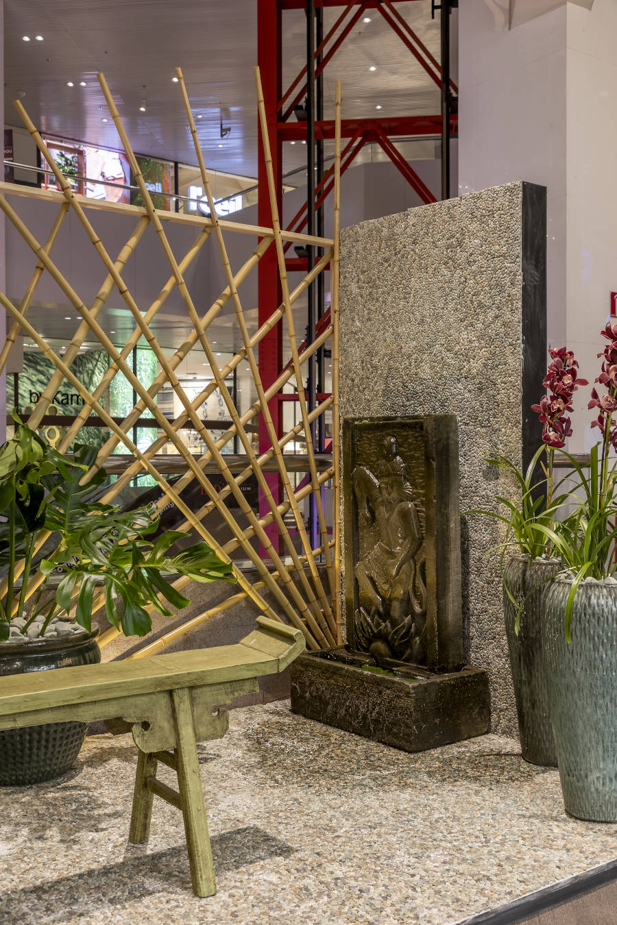 Parede com escultura de bronze.