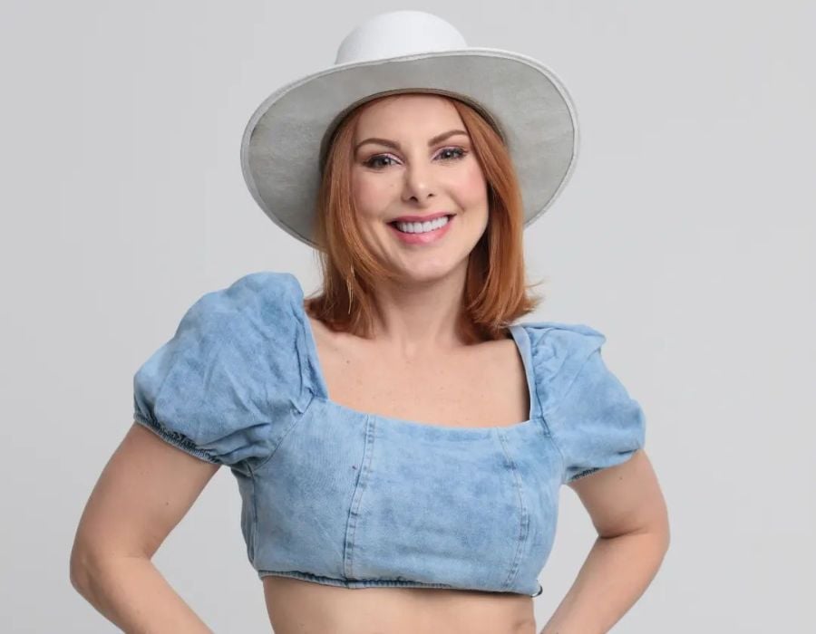 Deborah Albuquerque com chapéu branco