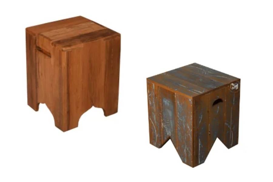 Banquetas rústicas usadas na sala.