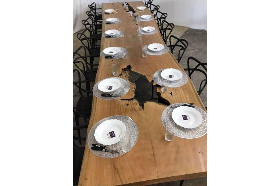 Mesa de jantar com 16 cadeiras.