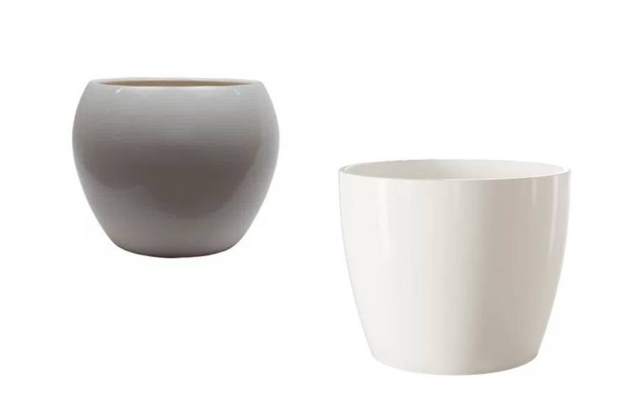 Vasos brancos de planta.
