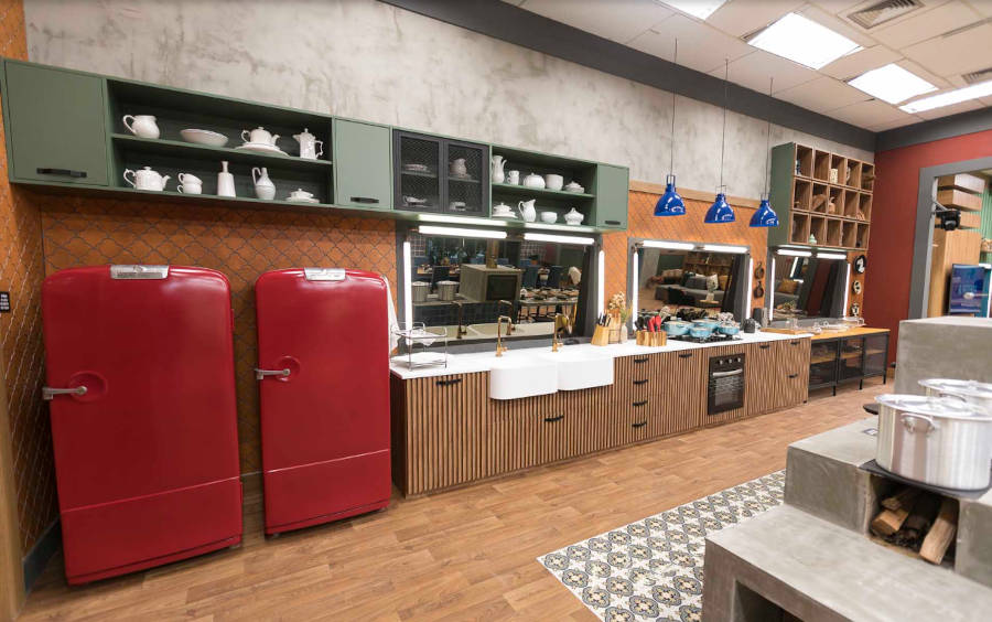 Decoração de A Fazenda 2022 com cozinha rústica.