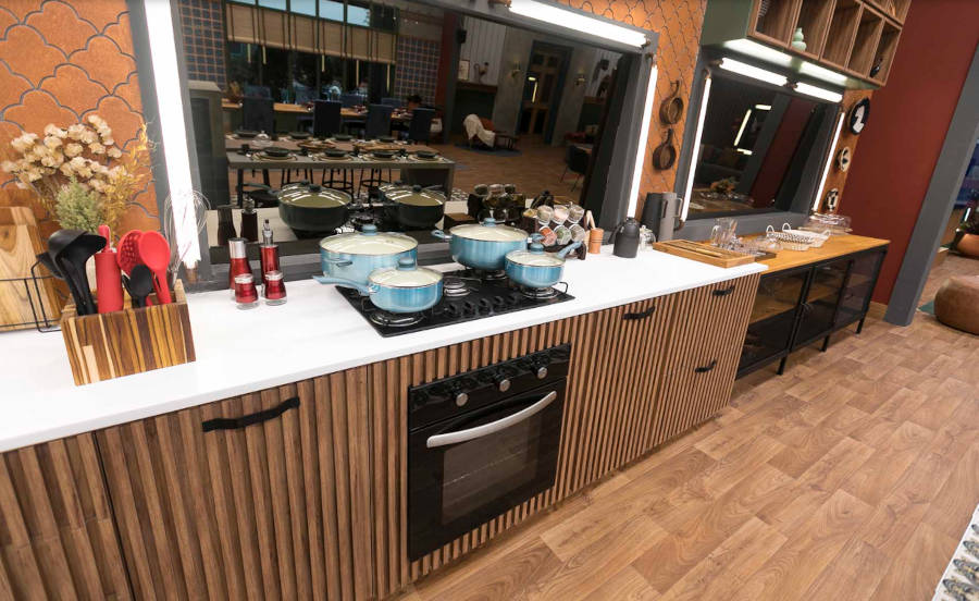 Cozinha com cooktop e forno.