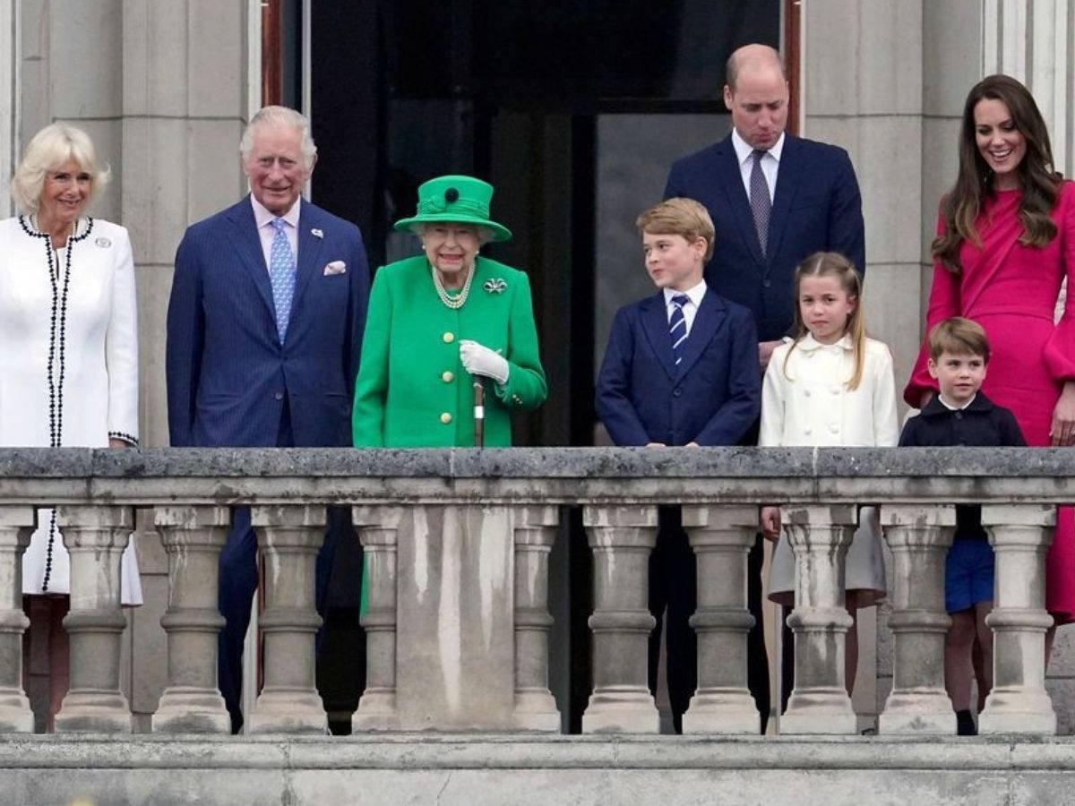 Foto da Família Real na sacada do Palácio de Buckingham