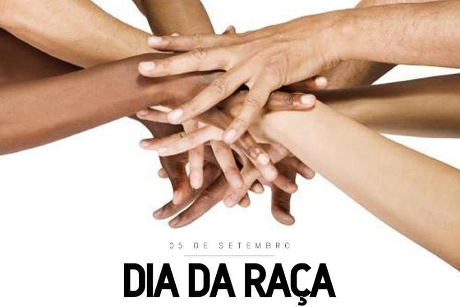 "Dia da Raça" escrito em foto de mãos de pessoas de raças diferentes unidas - 5 de setembro.