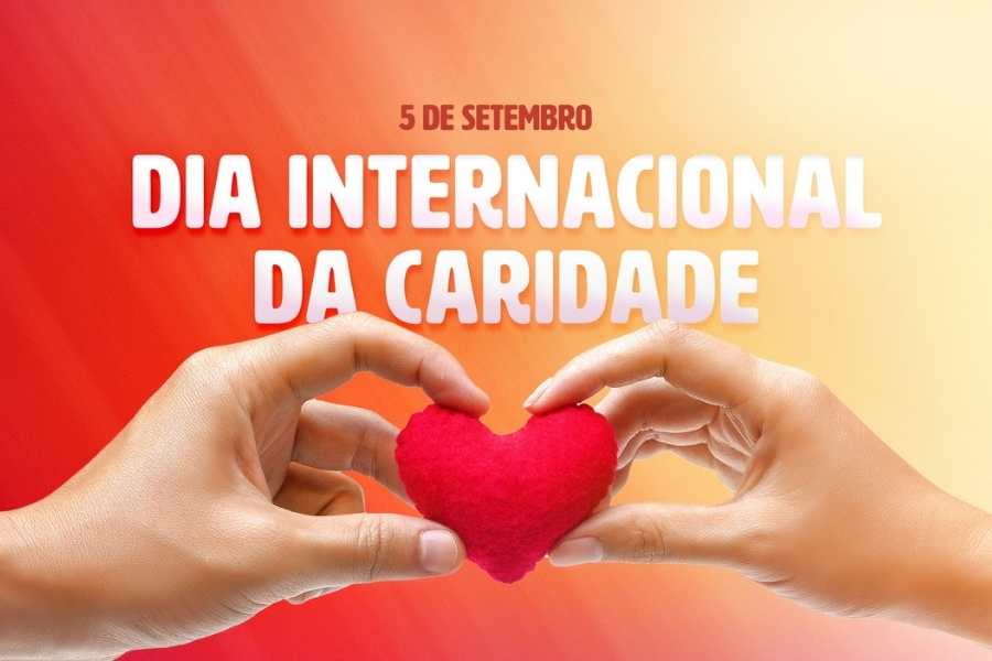 Foto de pessoa segurando coração pequeno de feltro com frase "Dia Internacional da Caridade".