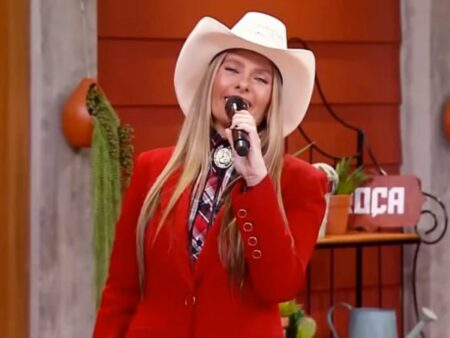 A Fazenda: Adriane Galisteu com blazer vermelho e chapéu