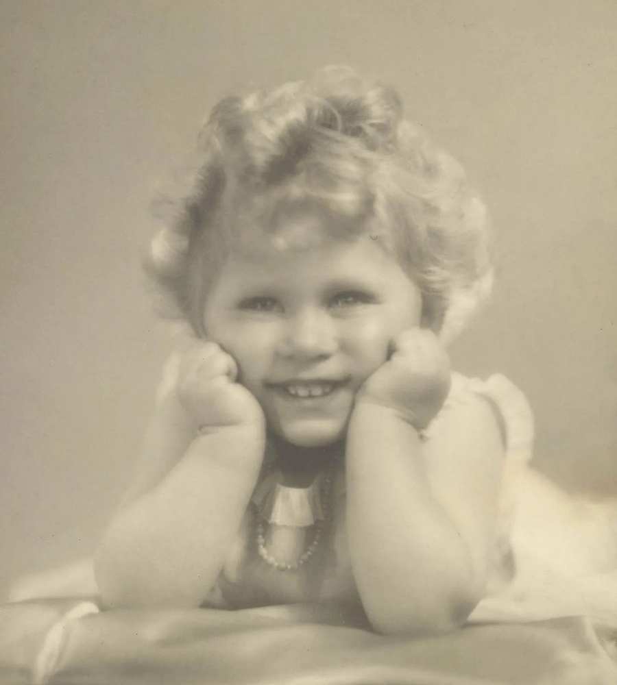 Foto da Rainha Elizabeth II aos 2 anos. 