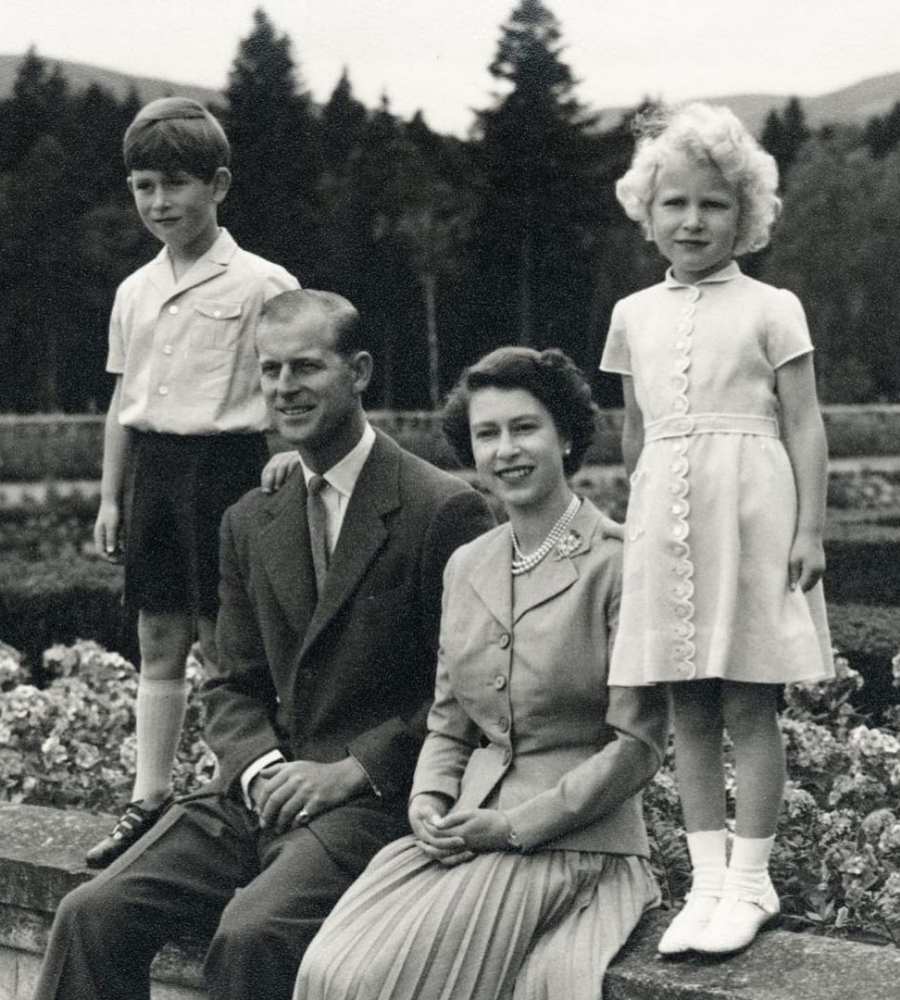 Foto da monarca, do Príncipe Phillip e de seus filhos Charles III e Anne.