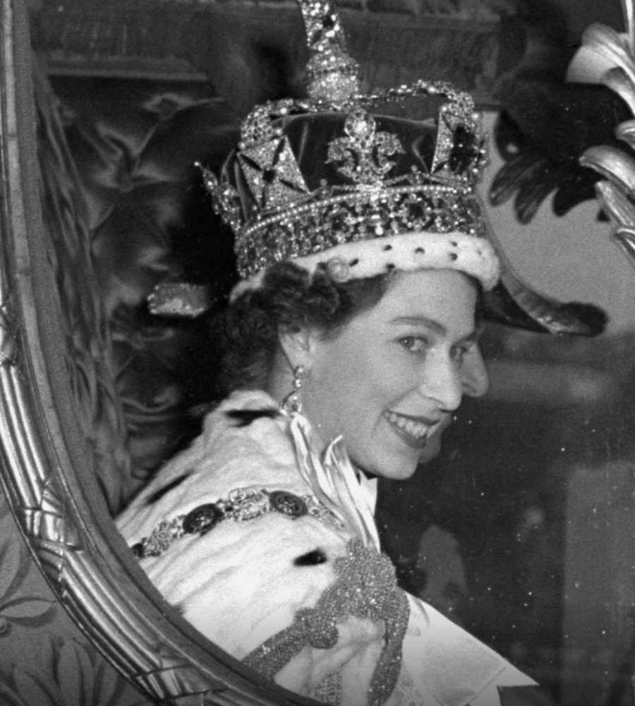Foto da Rainha Elizabeth no dia de sua coroação.