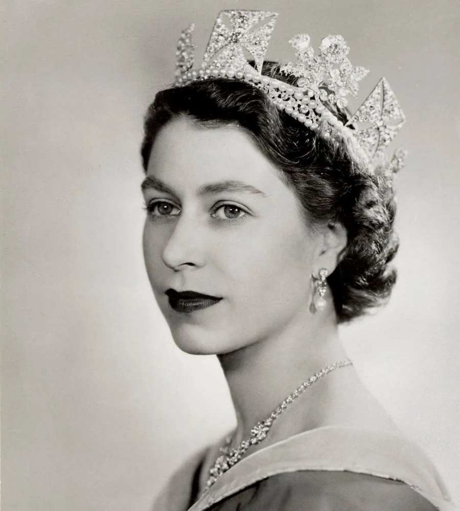 Foto do rosto da monarca com joias.