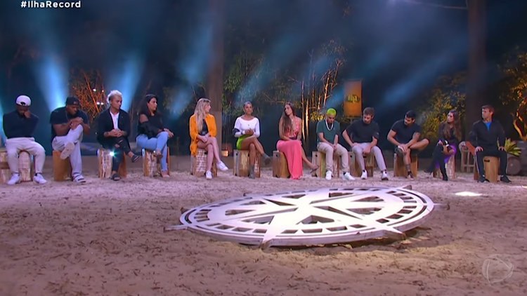 Participantes do Ilha Record reunidos em noite de dinâmica do reality.