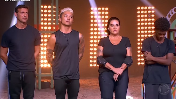 Bruno, Nakagima, Solange e Kaik no Campo de Provas, em pé, esperando o resultado do "Desafio de Sobrevivência" na noite do Ilha Record.