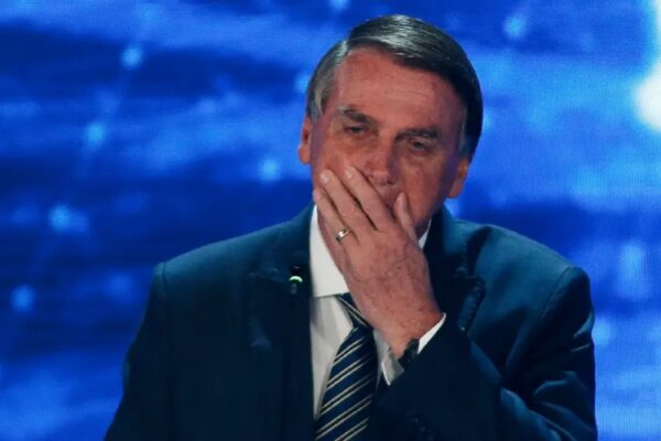 Foto de Jair Bolsonaro com a mão na boca e expressão um tanto preocupada