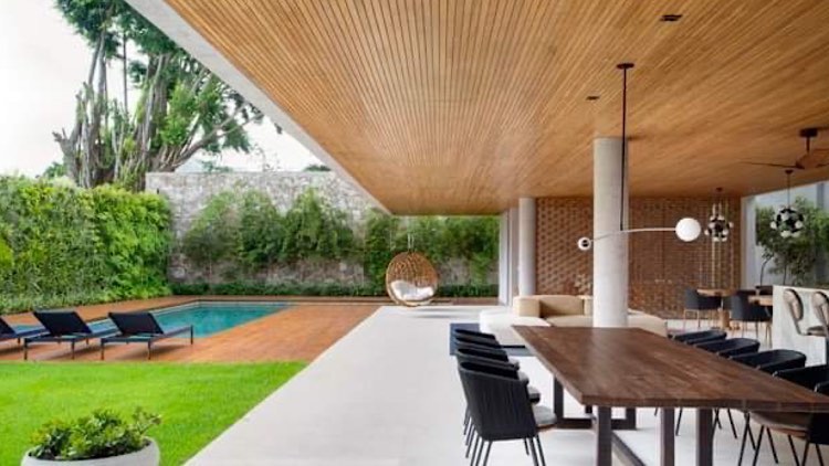 Parte externa da nova casa de Michel Teló que mostra a piscina e uma enorme varanda.